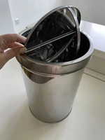 урна для санузла с приоткрытой крышкой