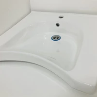 Раковина для инвалидов с изогнутой формой и отверстием под смеситель